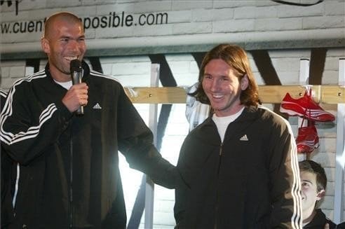 Zinedine Zidane con Leo Messi en un acto promocional de Adidas.