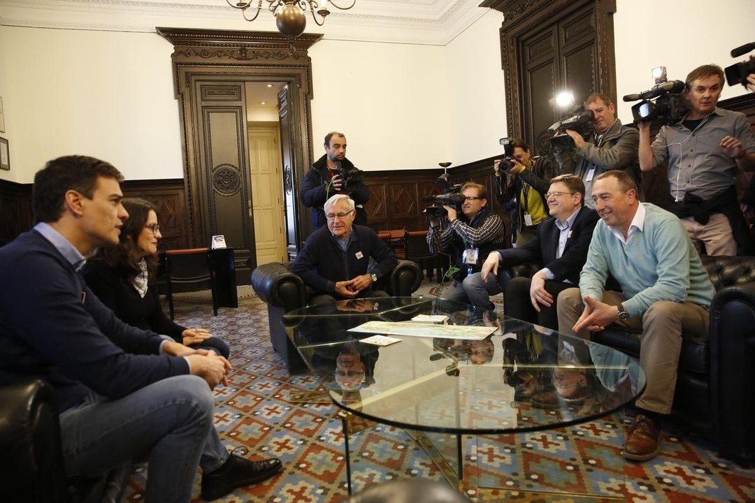 Pedro Sánchez y Mónica Oltra en el ayuntamiento de Valencia.