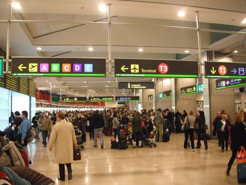 Pasajeros en el Aeropuerto Adolfo Suárez Madrid Barajas. 