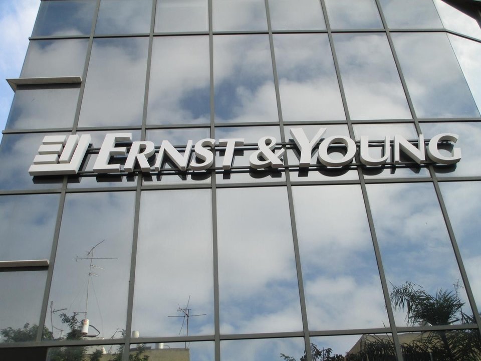 Fachada del edificio de Ernest & Young en Madrid.