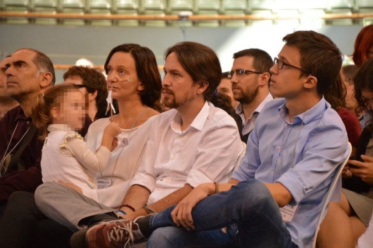 Carolina Bescansa sostiene a su hija durante un acto de Podemos.