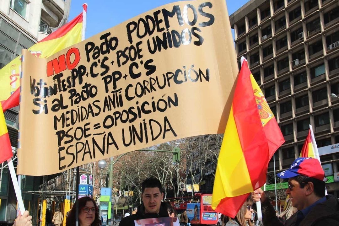 Opositores venezolanos se manifiestan ante la sede de Podemos en Madrid (Foto: Patricia García).