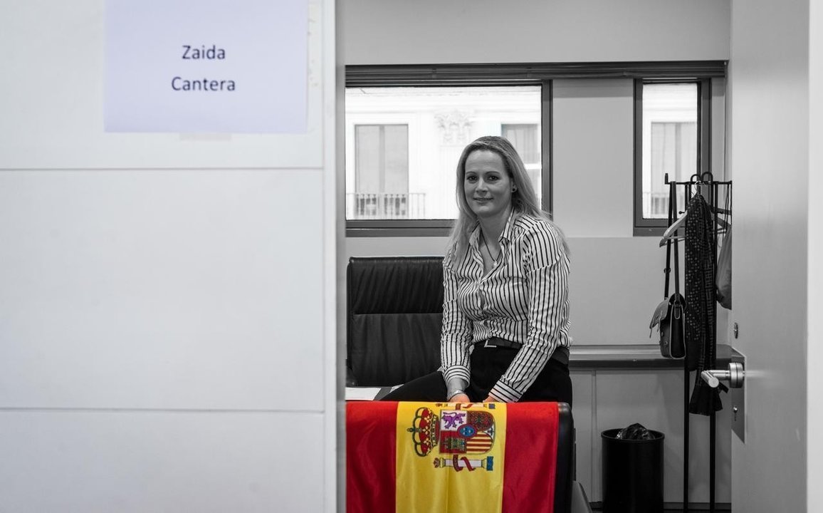 Zaida Cantera, en su despacho del Congreso de los Diputados. La bandera de España da la bienvenida.