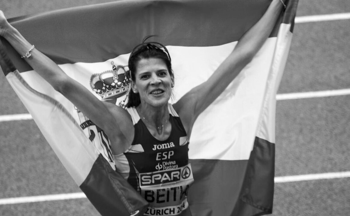 Deportista y pol&iacute;tica del PP, Beitia pasea la bandera de Espa&ntilde;a por los estadios del mundo con su sonrisa habitual.