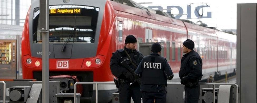 Policías alemanes en la estación de Múnich en la que actuó el apuñalador.