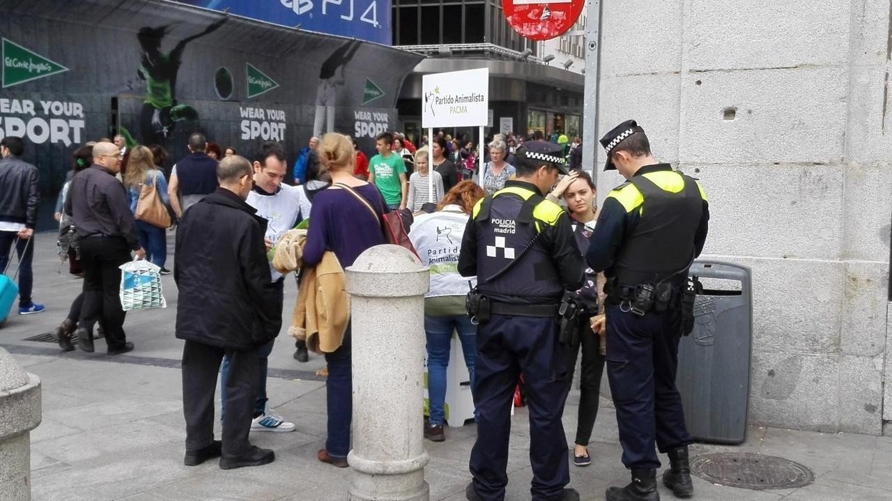 La Policía Municipal de Madrid multando a PACMA.