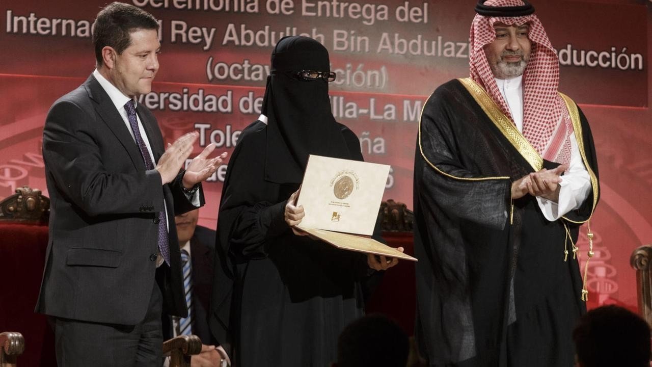 Emiliano García-Page, junto a la mujer del burka y el príncipe saudí (Foto: Yolanda Lancha).