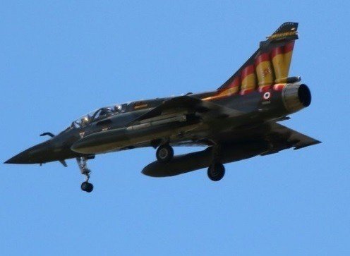 Mirage 2000 francés con la bandera de España en el fuselaje.