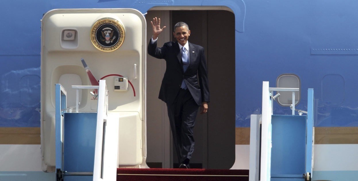 Barack Obama desciende del Air Force One en una visita oficial.