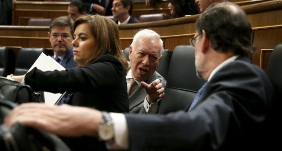 Rajoy y Margallo conversan en presencia de Catalá y Sáenz de Santamaría.