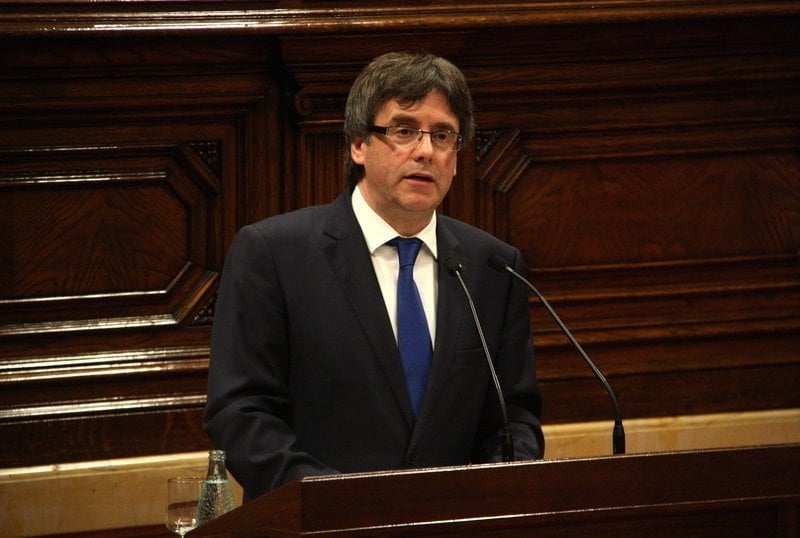 Carles Puigdemont, anunciando en el Parlament la cuestión de confianza.