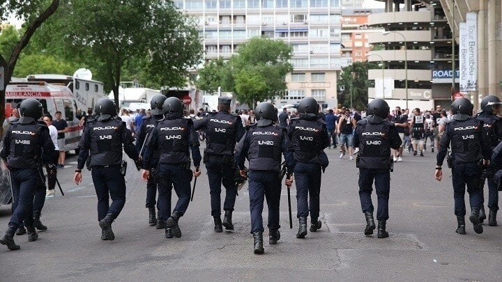 Polic&iacute;as Nacionales en los alrededores del Estadio Santiago Bernab&eacute;u.