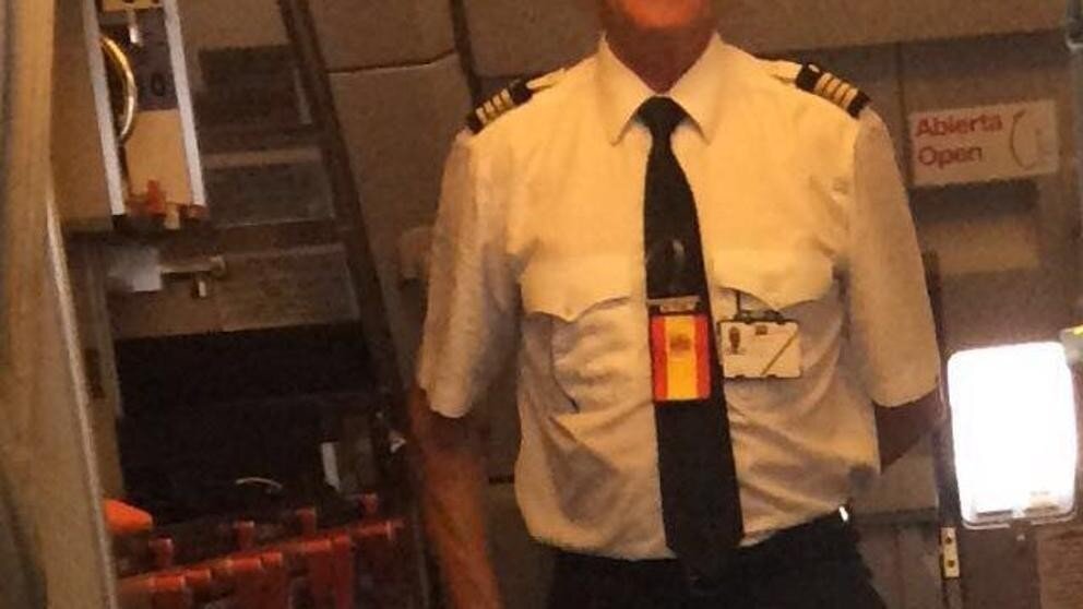 Un comandante de vuelo recibe a Puigdemont con una bandera de Espa&ntilde;a en la corbata. Quico Sall&eacute;s.