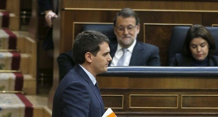 Albert Rivera pasa por delante de Rajoy en una sesión en el Congreso.