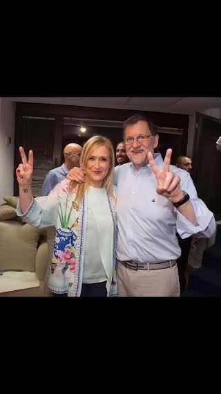 Cristina Cifuentes celebra la victoria junto a Mariano Rajoy.