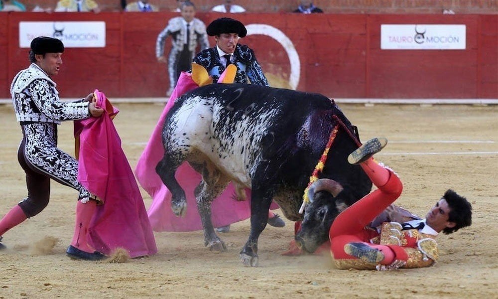 Cogida mortal a Víctor Barrio en la plaza de Teruel.