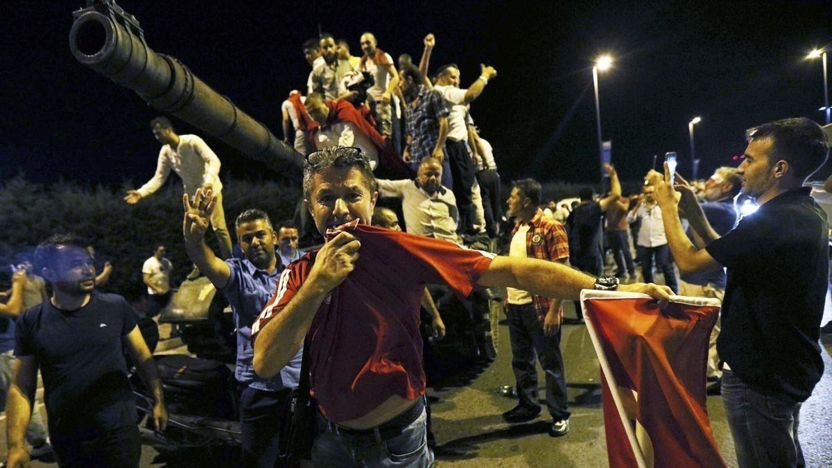 Civiles turcos celebrando el fin del golpe.