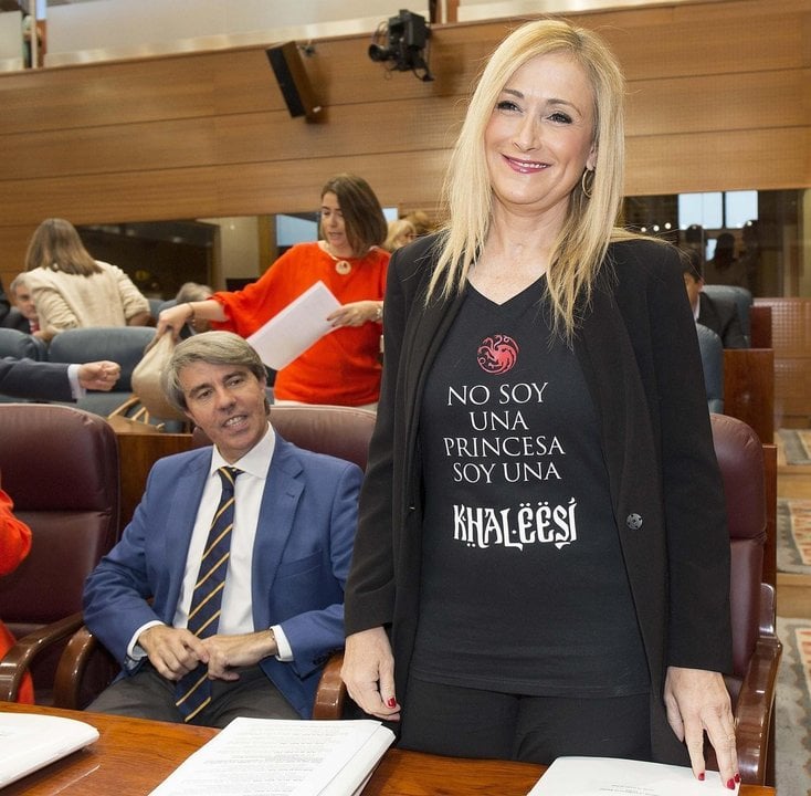 Cristina Cifuentes luce su camiseta de Juegos de Tronos.