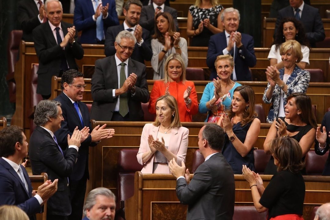 Ana Pastor recibe el aplauso tras ser elegida presidenta del Congreso de los Diputados.