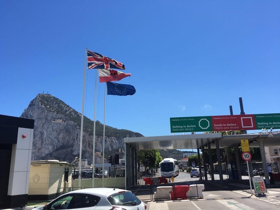 Las bandera de la Unión Europea y Reino Unido, en la entrada a Gibraltar.