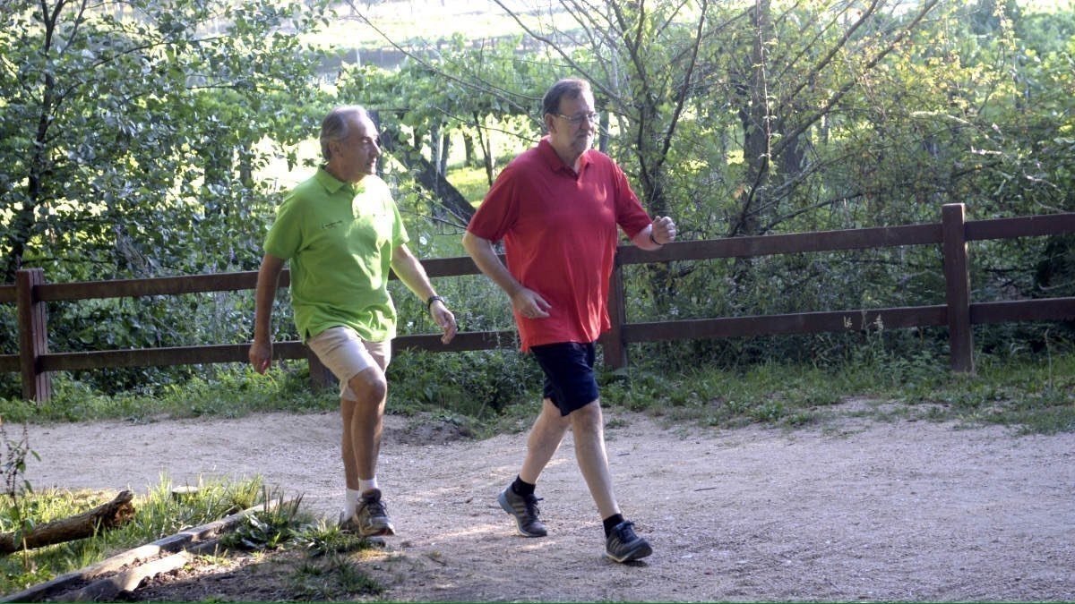 Rajoy caminando por Galicia junto a José Benito Suárez, marido de Ana Pastor. 