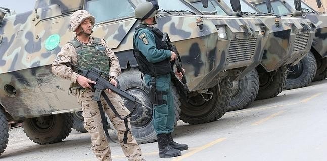 Un guardia civil y un militar español durante la misión en Afganistán.