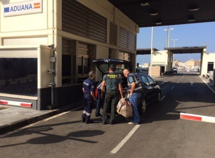 Agentes franceses y guardias civiles inspeccionan un coche en Algeciras.