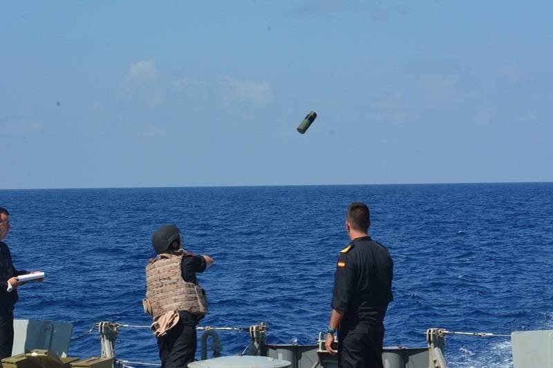 Marino lanzando una granada anti buceador al mar. 
