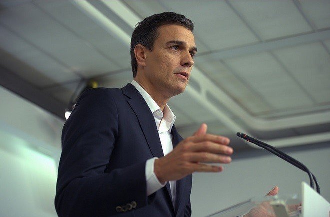 Pedro Sánchez anunciando su dimisión.