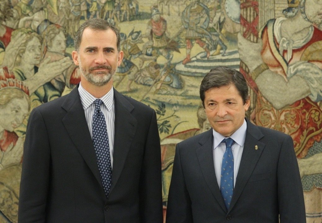 Felipe VI recibe a Javier Fernández en la ronda de audiencias a los presidentes autonómicos.