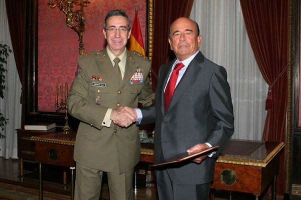Emilio Botín junto con el Jefe del Estado Mayor de Tierra tras la firma del convenio entre el Santander y Defensa (en 2013).