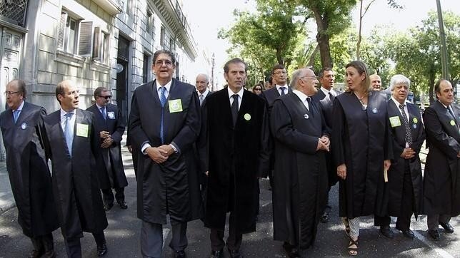 Abogados manifest&aacute;ndose en toga.
