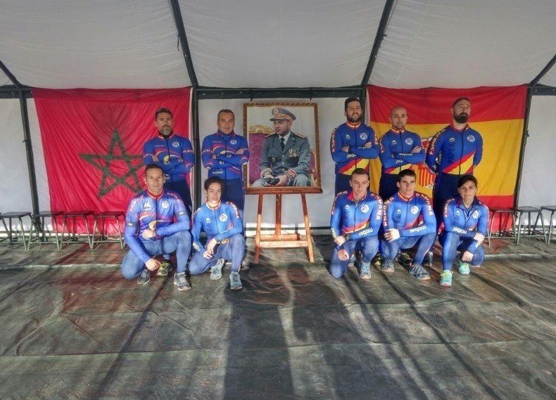 El equipo de la Patrulla Acrobática de Paracaidismo del Ejército del Aire en Marruecos.