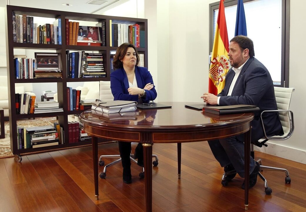 Soraya S&aacute;enz de Santamar&iacute;a y Oriol Junqueras.
