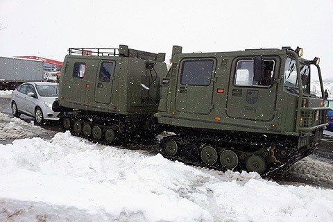 Un Transporte Oruga de Montaña (TOM) de la Unidad Militar de Emergencias (UME).