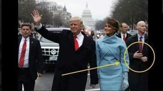 Donald Trump, acompa&ntilde;ado del escolta de la mano falsa.