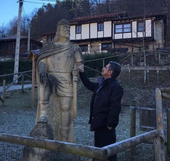 Miguel Ángel Revilla posa con una estatua de Don Pelayo en Cosgaya.