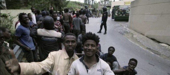 Un grupo de los inmigrantes que saltaron la valla de Ceuta.