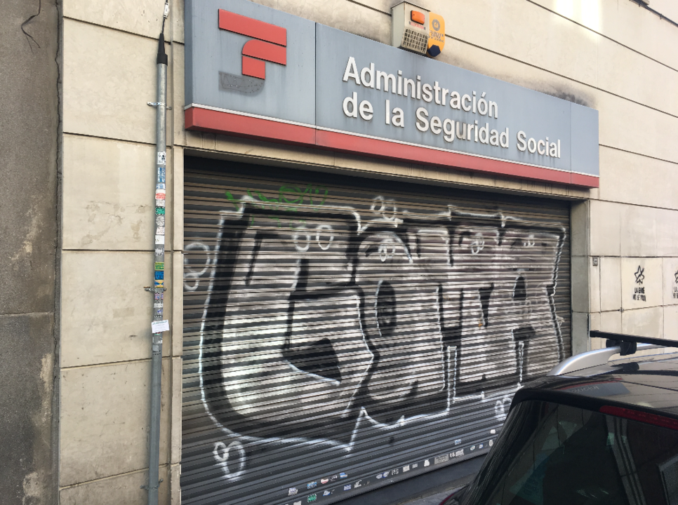 Una de las últimas oficinas cerradas en Madrid, en el distrito de Tetuán.