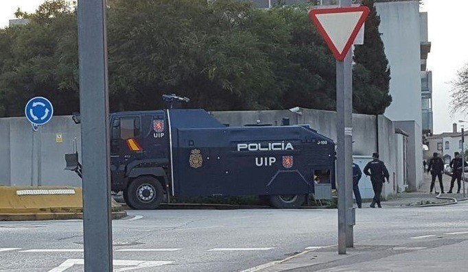 El camión de agua de los antidisturbios, en Algeciras.