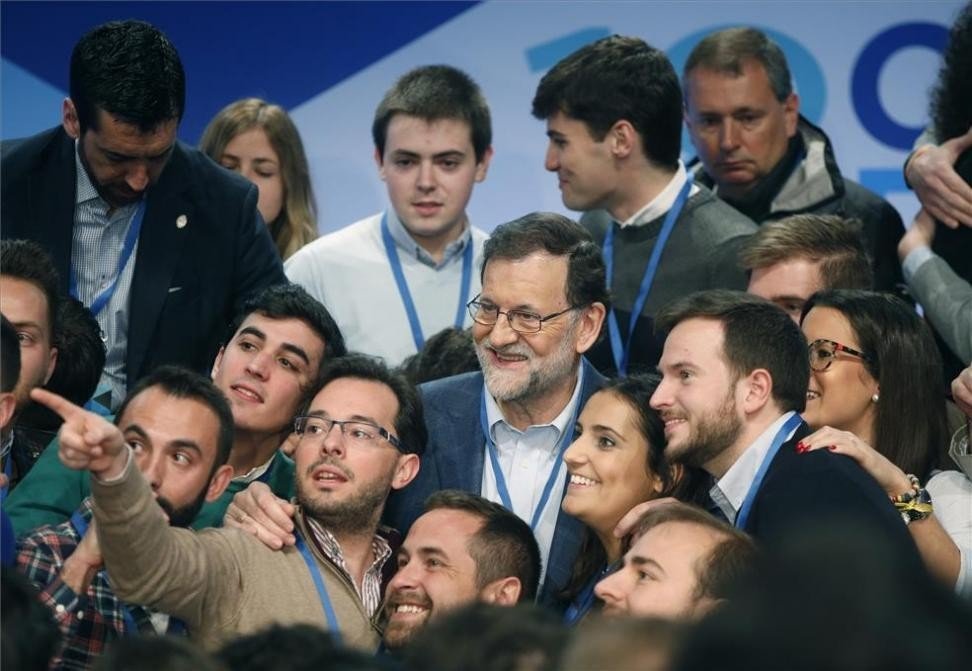 Rajoy, con los representantes de NNGG en el Congreso Nacional del PP.