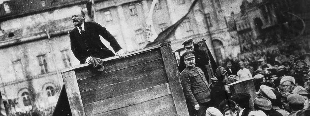 Lenin durante un discurso tras la Revolución Rusa.