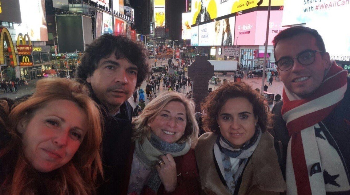 Dolors Montserrat y algunos colaboradores, en Times Square (Nueva York).