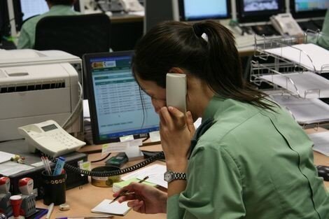 Una agente de la Guardia Civil atiende el tel&eacute;fono.