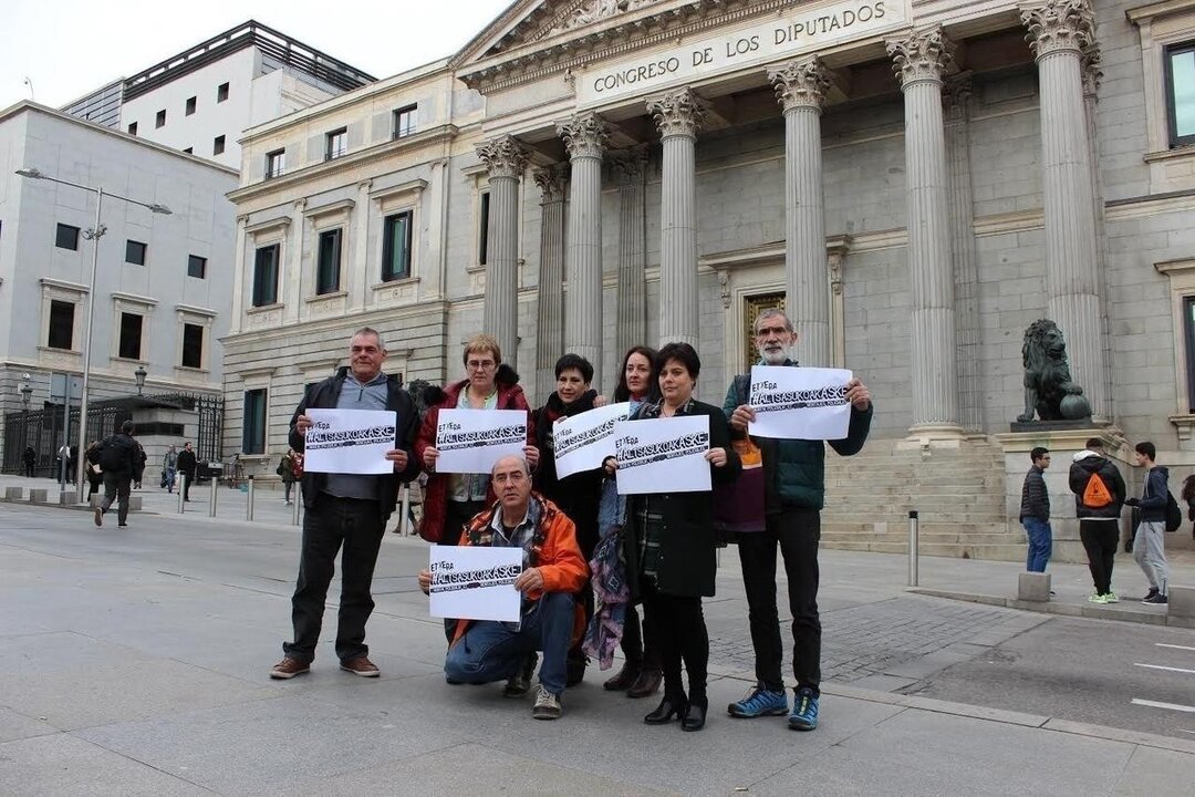 Familiares de los detenidos en Alsasua, frente al Congreso.