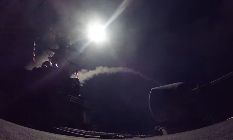 El USS Porter dispara un misil Tomahawk contra objetivos en Siria.