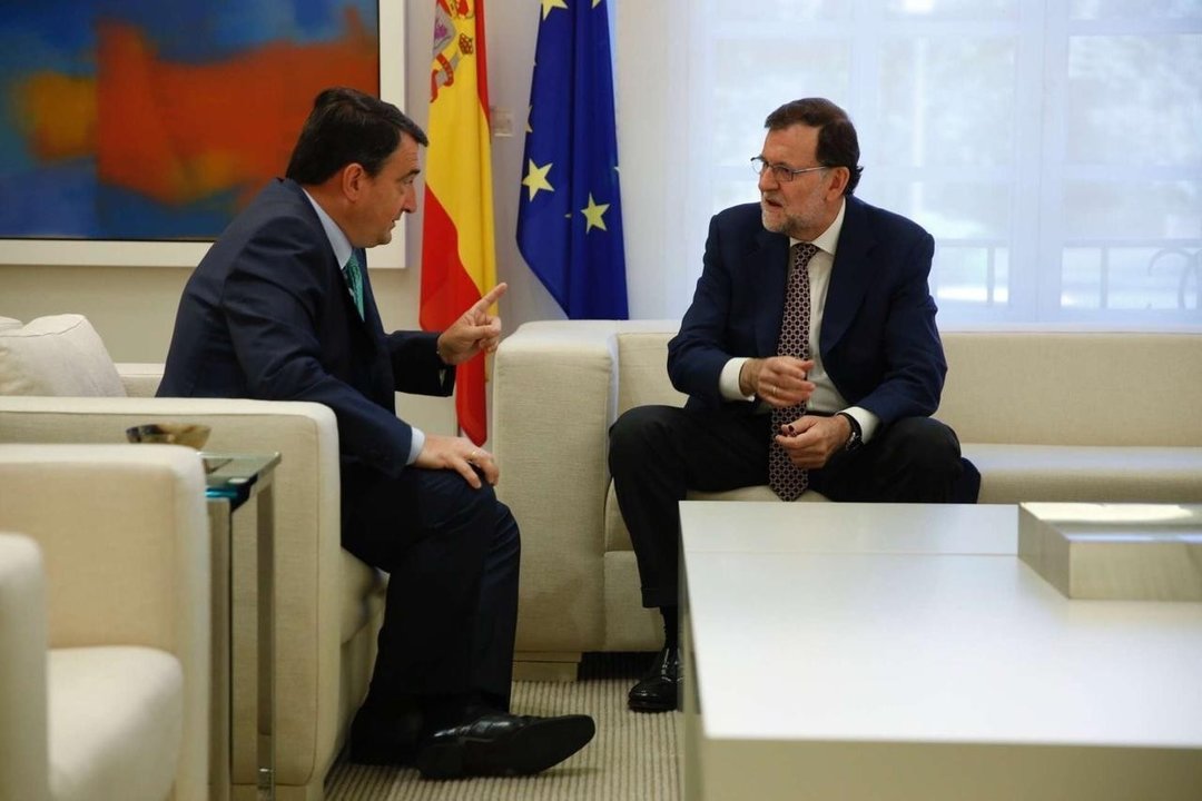 Aitor Esteban y Mariano Rajoy en una reunión en Moncloa.