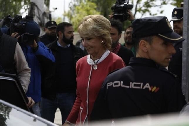 Esperanza Aguirre, a su salida ayer de los juzgados.