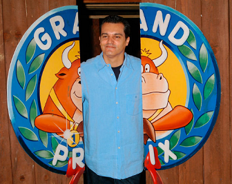 Ramón García posa con el logo de El Grand Prix.