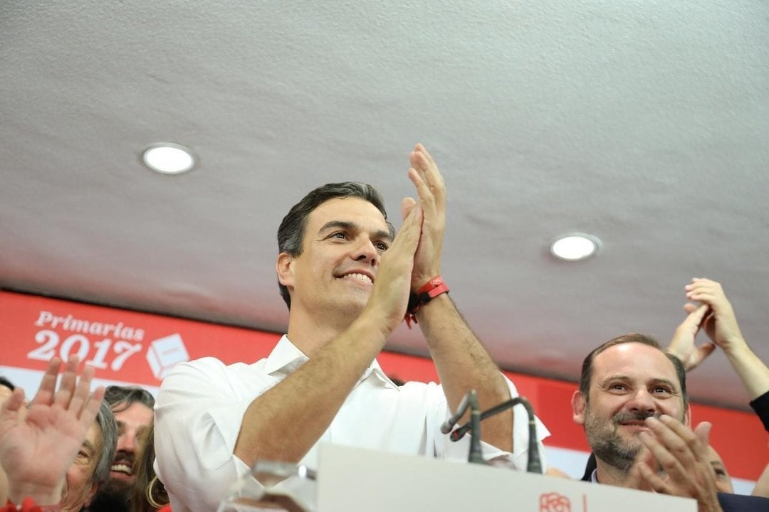 Pedro Sánchez celebra su victoria en las primarias del PSOE.